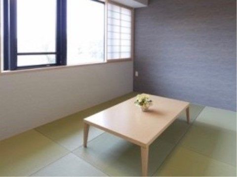 横側に窓があり障子を設けた和室の間である。畳の上で、足をのばしながらリラックスできるゲストルームをご用意している。