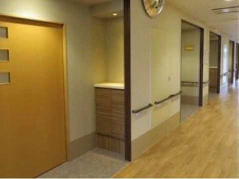 居室に面した廊下スペースである。お部屋のドア前には壁で仕切った空間を設け、自宅の玄関のようなイメージを演出している。