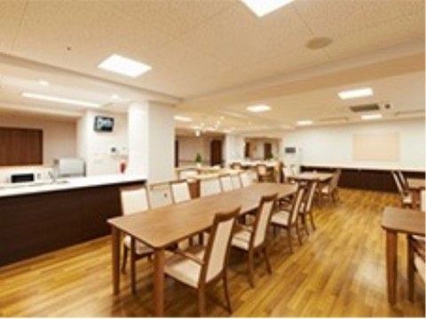 食事をお召し上がりいただく食堂は、ゆとりを持って家具を配置している。車椅子をご利用の場合でもスムーズに移動できる。