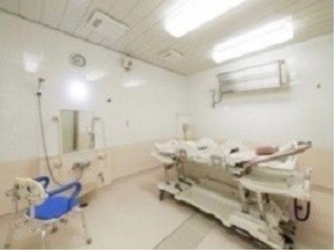 入居者様のお身体の状態に応じて、スタッフが入浴介助を行っている。機械浴槽も完備しており、寝たままの姿勢で安全にゆったりとご入浴いただける。