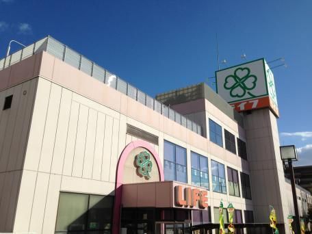 青空の下の建物外観