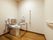 広いトイレには手すりがたくさん付き、便座にも手すりや背もたれがあり、前方にはバーもある。