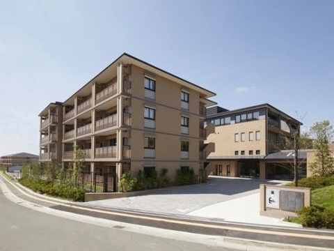 4階建ての住宅型有料老人ホームの外観