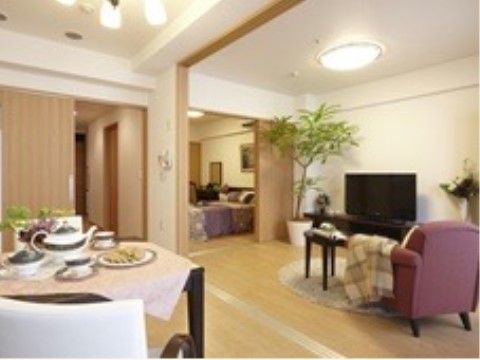 アイボリーを基調とした明るく広々とした部屋は、仕切りの引き戸を開け放つとより大きな空間となり寛げる。
