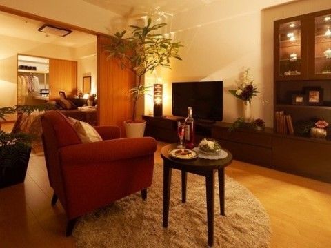 ウォークインクローゼットがあり、飾り棚もある使いやすい部屋は、間接照明を使ってより落ち着いた寛げる空間になる。