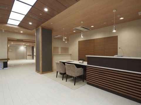 天窓から陽光がふり注ぎ、広く美しく高級感溢れるエントランスでは、ソファーに腰掛けてゆっくり手続きができる。
