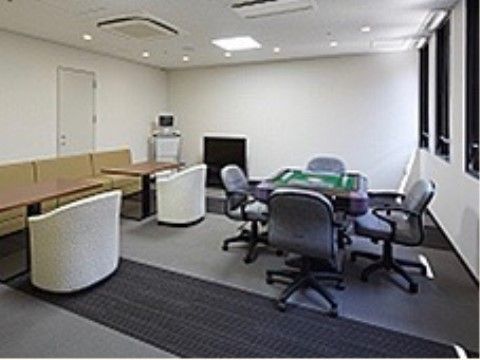 マージャン卓にカラオケ設備も備えている。音を他人に気兼ねすることなく、入居者様が楽しむことができる。