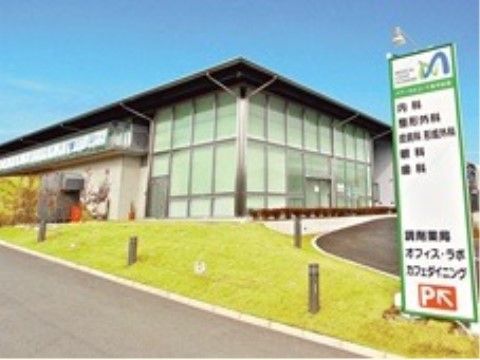 近くのメディカルコートには、様々な医院があるので安心して通うことができる。一角にあるカフェでお茶も楽しめる。