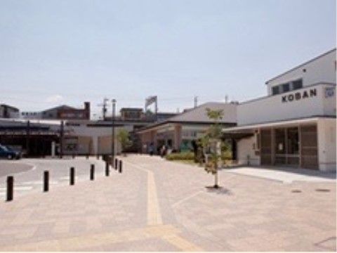 最寄りの駅前の様子である。歩道には広々としたスペースがあり、木が植えられている。近くに大きな交番がある。