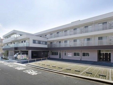 3階建ての建物の外観