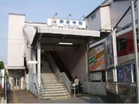 施設内近くの駅からは、徒歩６分程で到着する。駅前は商店があり、賑わいをみせている。また、施設の周辺は閑静な住宅街である。