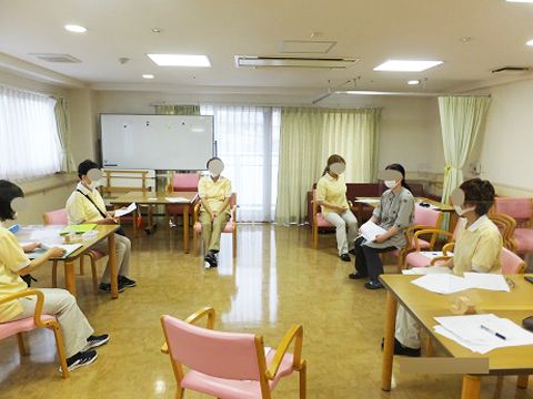 会議を行う訪問介護ステーション