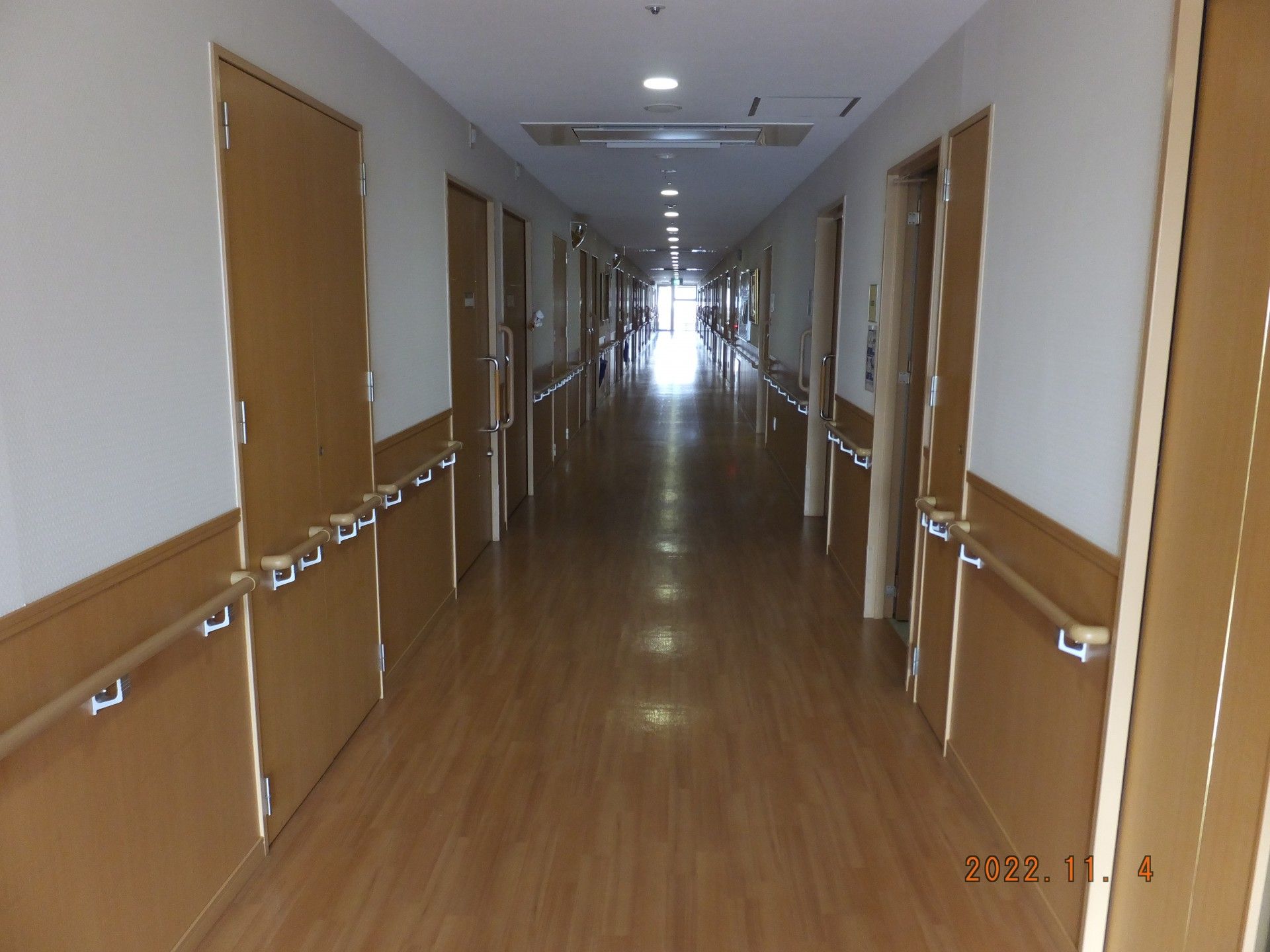 見通しのいい居室前の廊下