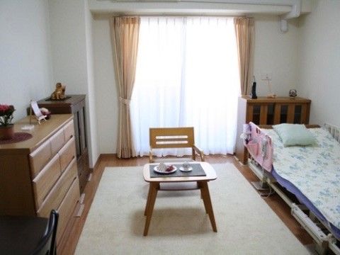 ベッドやチェストが設置された居室