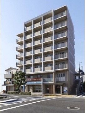 施設はマンションのようなたたずまいで、８階建ての建物である。居室にはベランダが設けられている。大きな道路に面している。