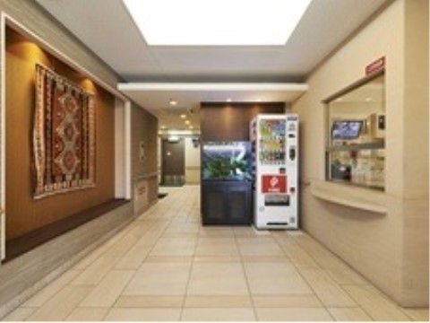 高級マンションの入口を思わせるゴージャスなエントランスには自販機が配置され、気軽に飲料を買って飲むことができ便利である。