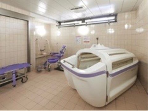 機械浴設備は充実していて、身体が不自由な方や療養が必要な場合でも、安心して利用できるよう配慮がなされている。