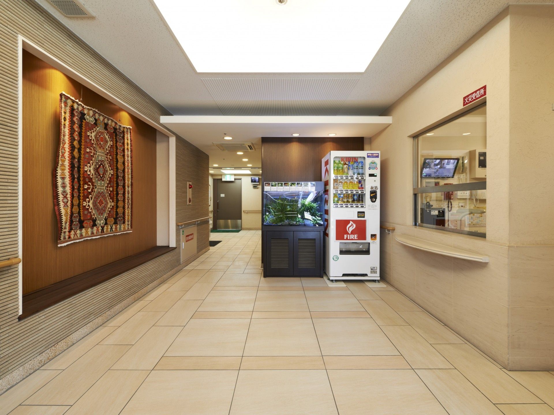 エントランスには受付があり、スタッフが常駐している。段差のないバリアフリー設計で、足腰に不安がある方も安心して利用できる。