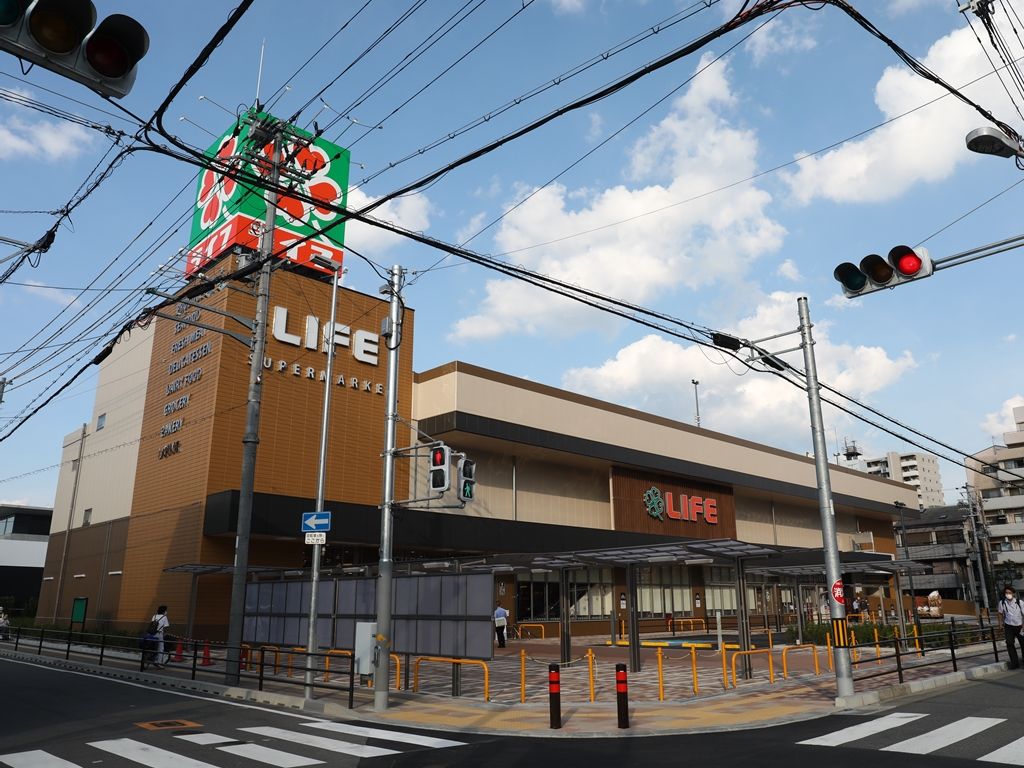 施設から徒歩3分圏内にあるスーパー