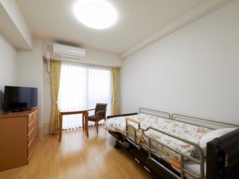 テレビやチェスト、ベッドを設置した居室