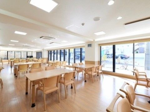 壁一面の窓が特徴的な明るく開放的なダイニングルーム。車椅子での利用もストレスなく行える広さを確保している。