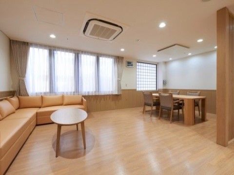 大きなソファーや椅子、テーブルなどが置かれた談話コーナー。入居者様同士でコミュニケーションを取ることができる場となっている。