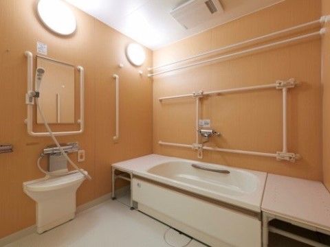 いたるところに手すりが備え付けられている浴室。足を伸ばしてくつろぐことができる浴槽が設置されている。