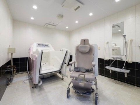 座ったまま入浴することが可能な介護浴槽が設置された浴室。一人で入浴が難しい入居者様も入浴を楽しんでいただける。
