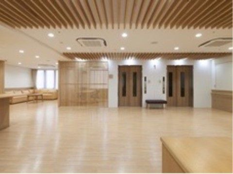 木をたっぷりと使った天井がおしゃれな広々としたエントランス。段差がないため、車椅子でも楽に移動できる。