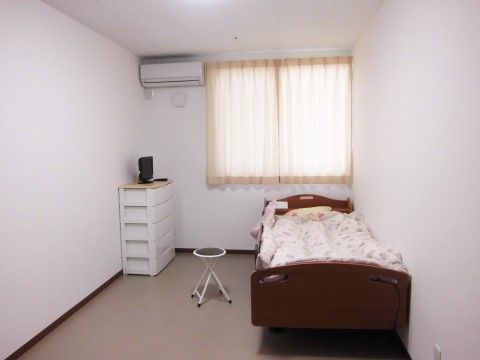 個室には自由に家具を持ち込めるため、好きなようにコーディネートすることができる。窓から外の光が差し込み、明るい室内である。