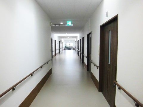 廊下には手すりが完備されており、歩行する際に入居者様の支えとなる。車椅子がすれ違うことのできるほどの広さが廊下にはある。