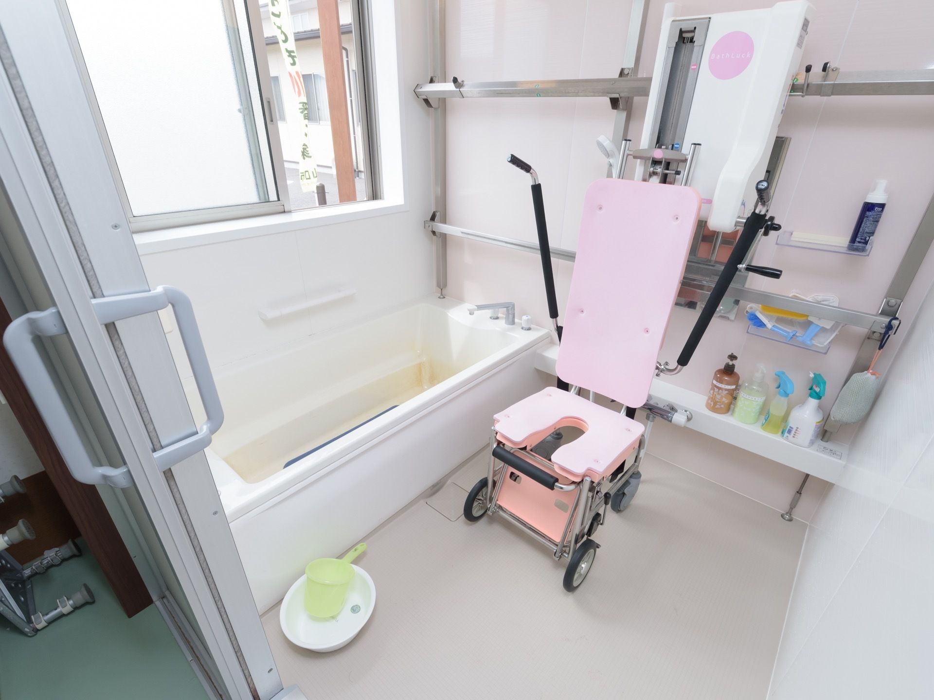 浴室は明るく広々としていて、利用しやすい雰囲気になっている。浴室用車椅子と電動リフトが設置してあるので、安全に入浴介助を受けられる。