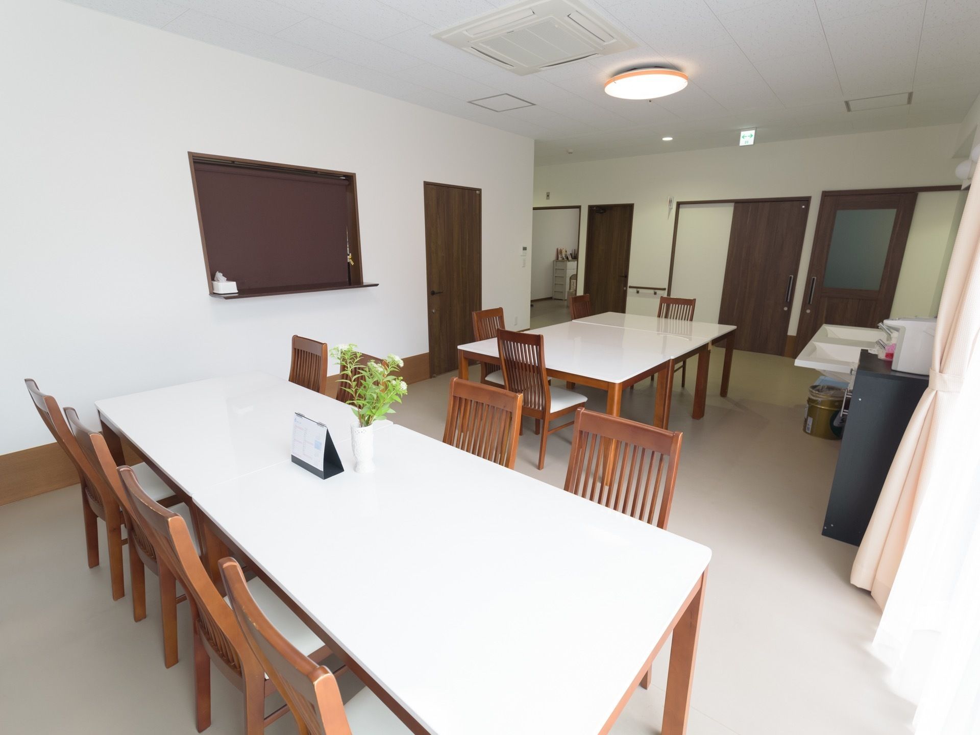 食堂は明るく清潔感があり、落ち着いた雰囲気になっている。通路を広く設けて、安全に通行できるようにしている。