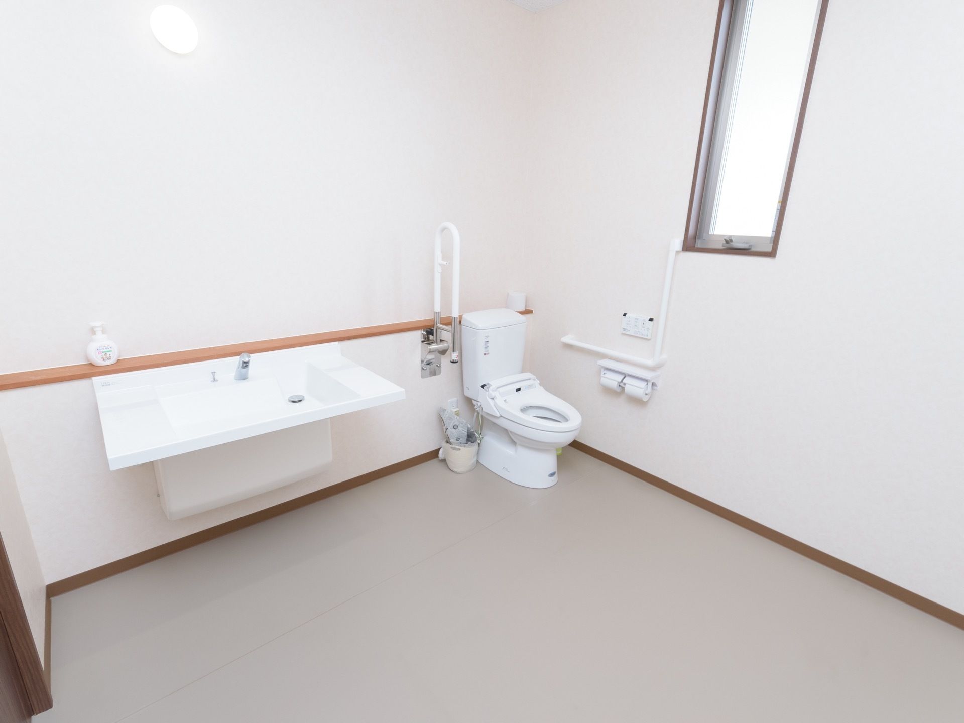 トイレはどなたでも出入りがしやすいように、広々とした造りになっている。洗面台が併設してあるので、一か所で用事を済むようにできている。