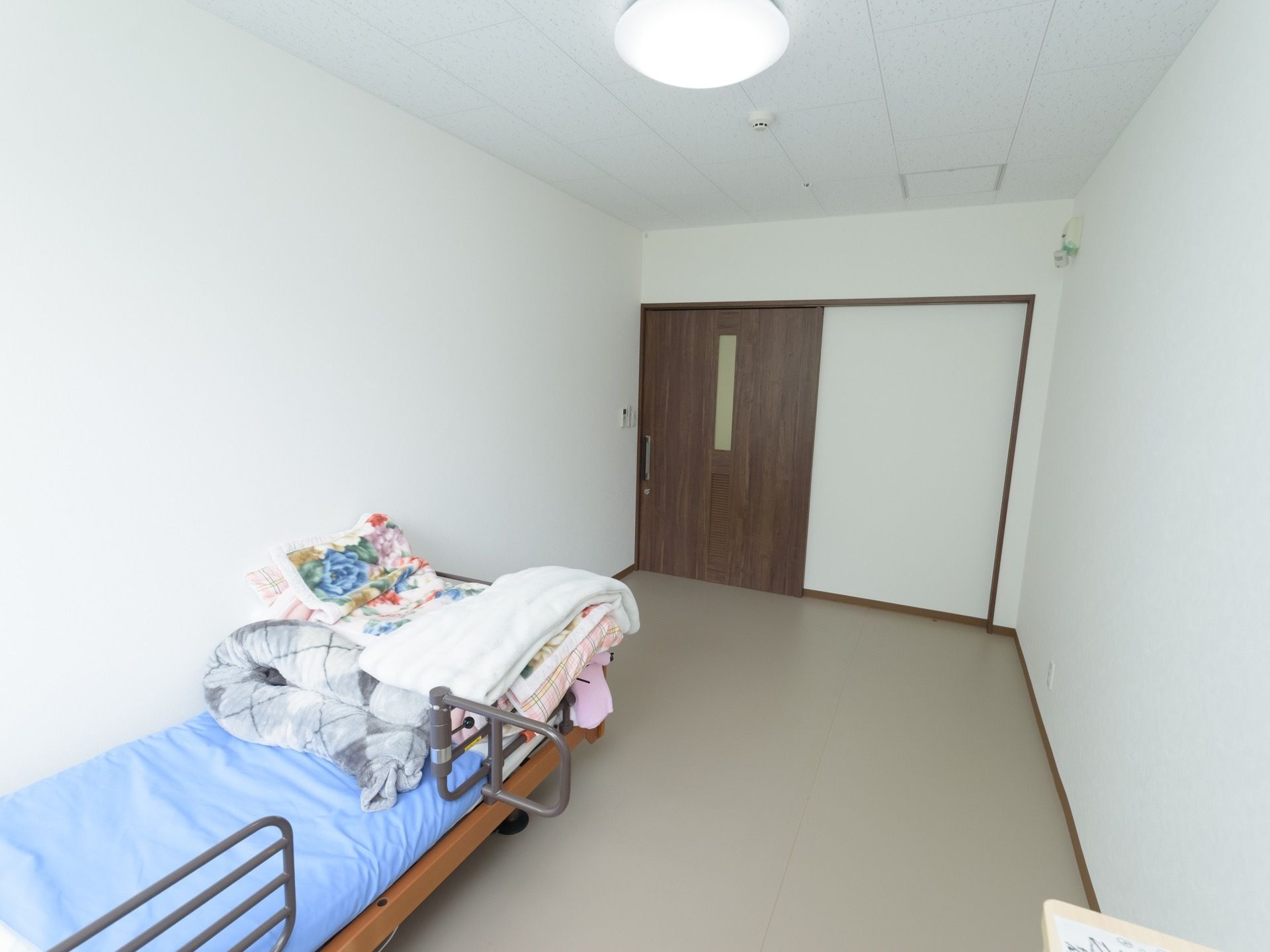 居室は入居者様が寛いで過ごせるように、明るく広々とした造りになっている。壁は白で統一されていて、清潔さが感じられる。