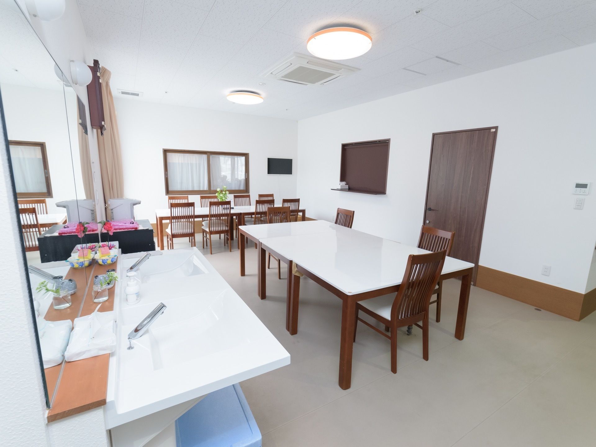 食堂の入口に洗面台が2台設置されている。水道の蛇口は人感センサーがついていて、手をかざすだけで簡単に利用できる。