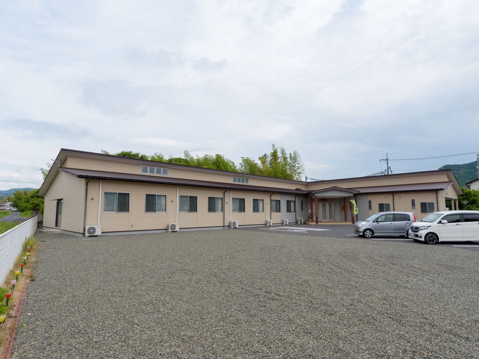 施設の周辺は緑豊かな自然と住宅地が広がっている。入居者様が静かで落ち着いた環境で生活できるようになっている。