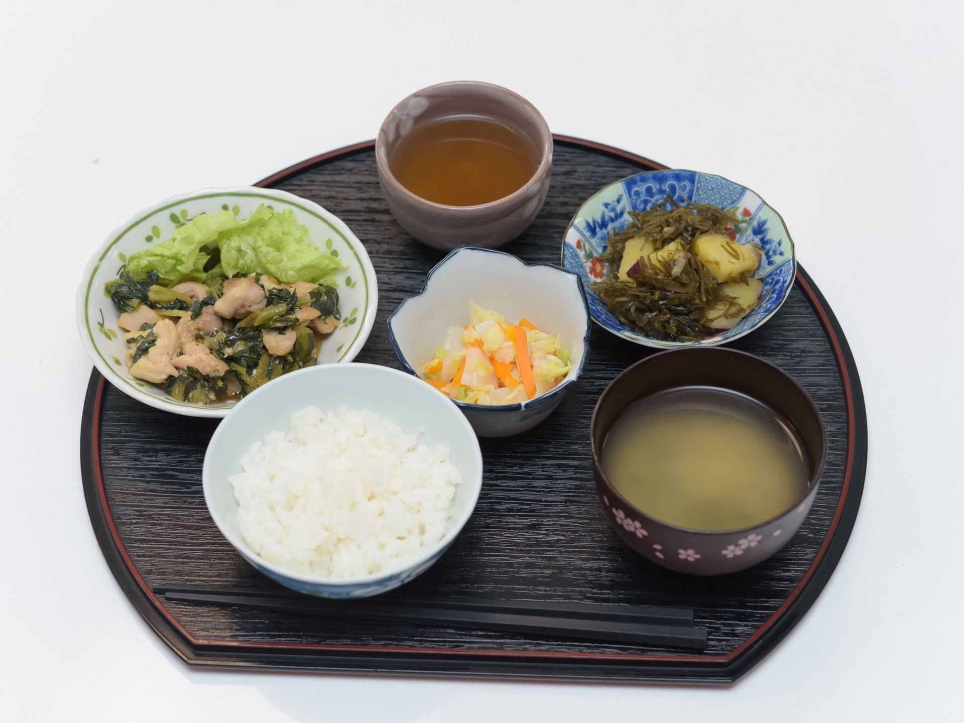 食事は栄養のバランスはもちろんのこと、味付けや彩りにもこだわった料理が毎食入居者様に提供されている。