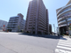 都市の交差点付近の風景