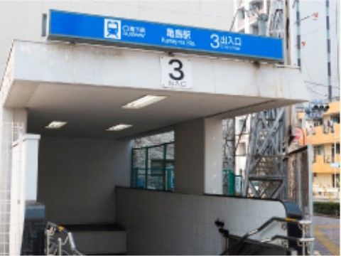 亀島駅の出入り口の風景。