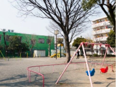 ブランコの設置された公園の風景。