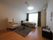 バリアフリーの広い部屋には、ベッドやソファーが置かれており、利用者が快適に過ごせるように努めている。
