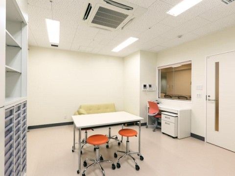 デスクの設置されたスタッフルーム。