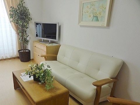 居室の窓際とテーブルの上には鉢植えの観葉植物が設置され、落ち着いた空間となっており、ゆったりと寛ぐことができる。