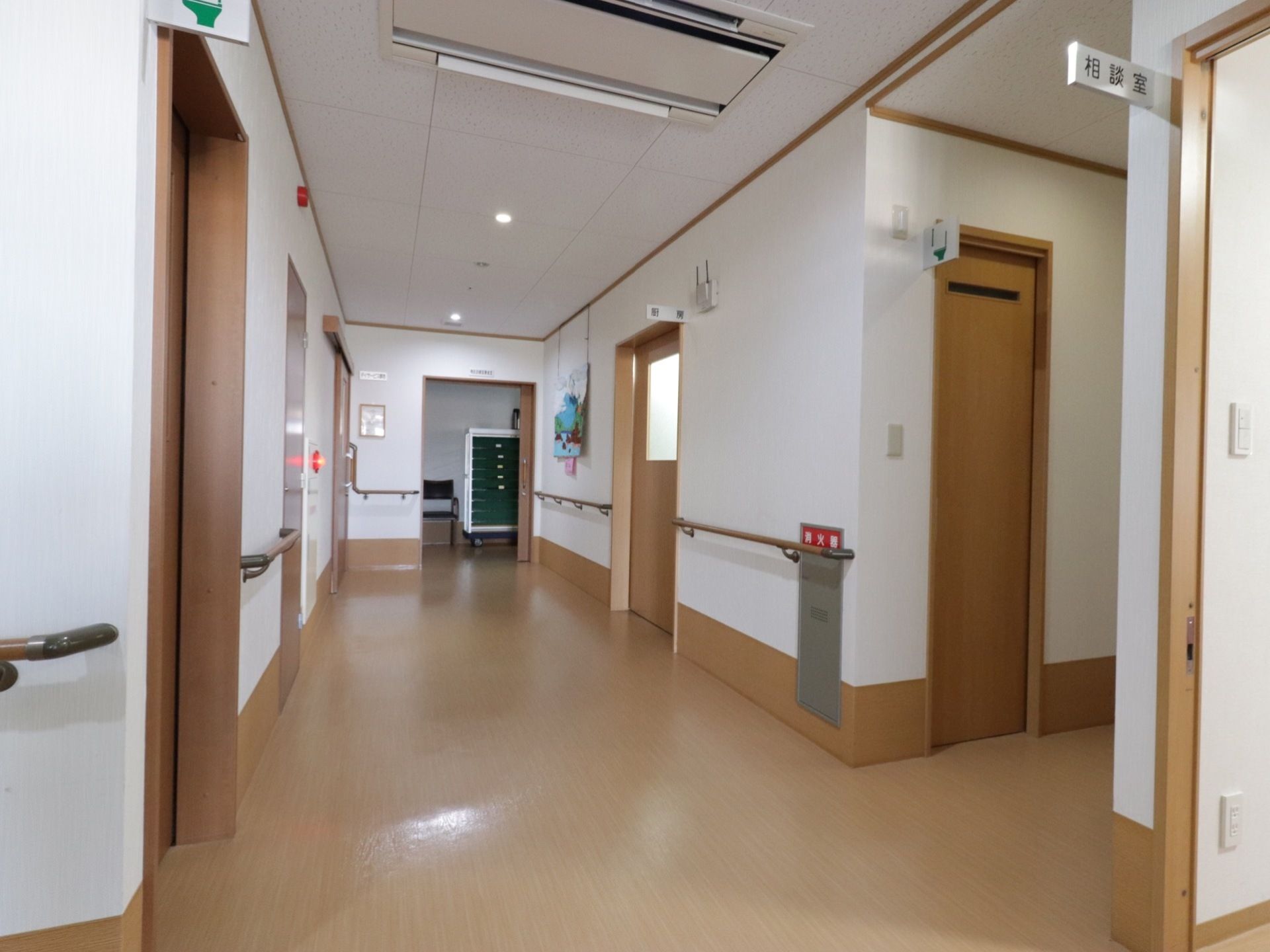 通路には消火栓が設けられており、防火対策も万全である。空調が完備されているので、いつでも快適に移動できる。
