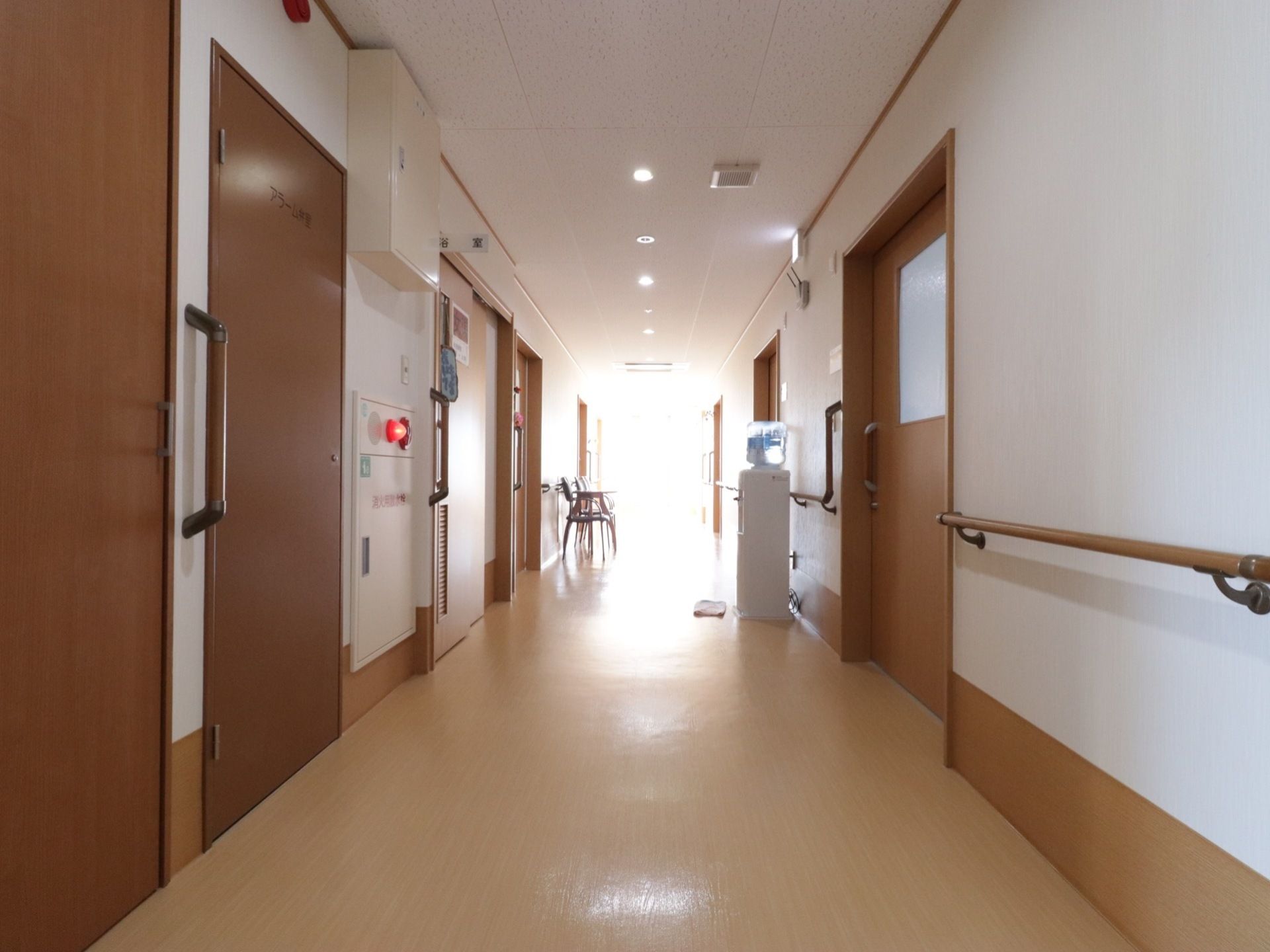 通路には途中で休めるように、何脚か椅子が設けられている。またウォーターサーバーも設置されている。壁には縦横方向の手すりが付いている。