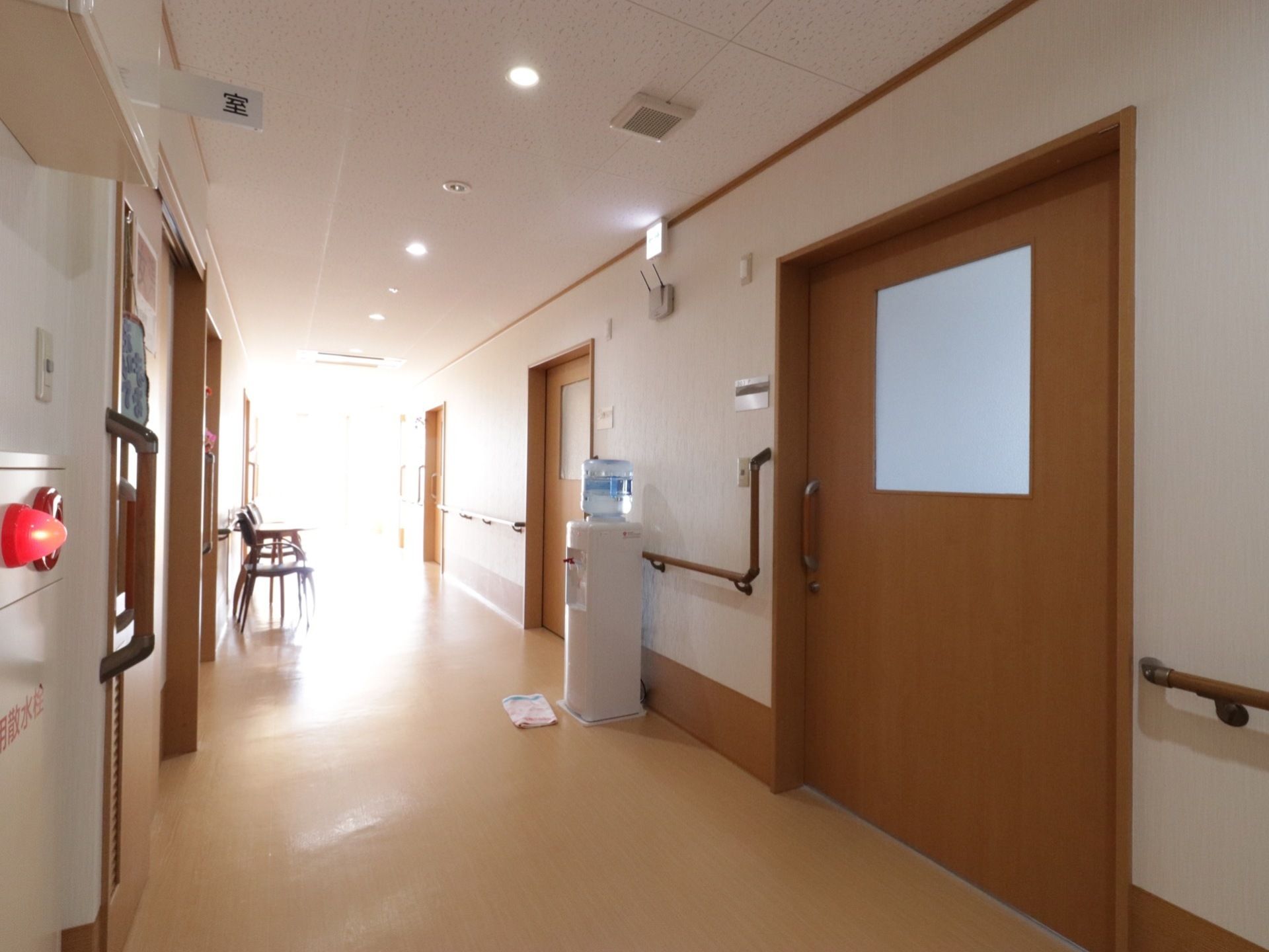 通路の両壁には程よい高さに手すりが設けられており、つたい歩きができる。各部屋の扉は開閉しやすい引き戸式が用いられている。