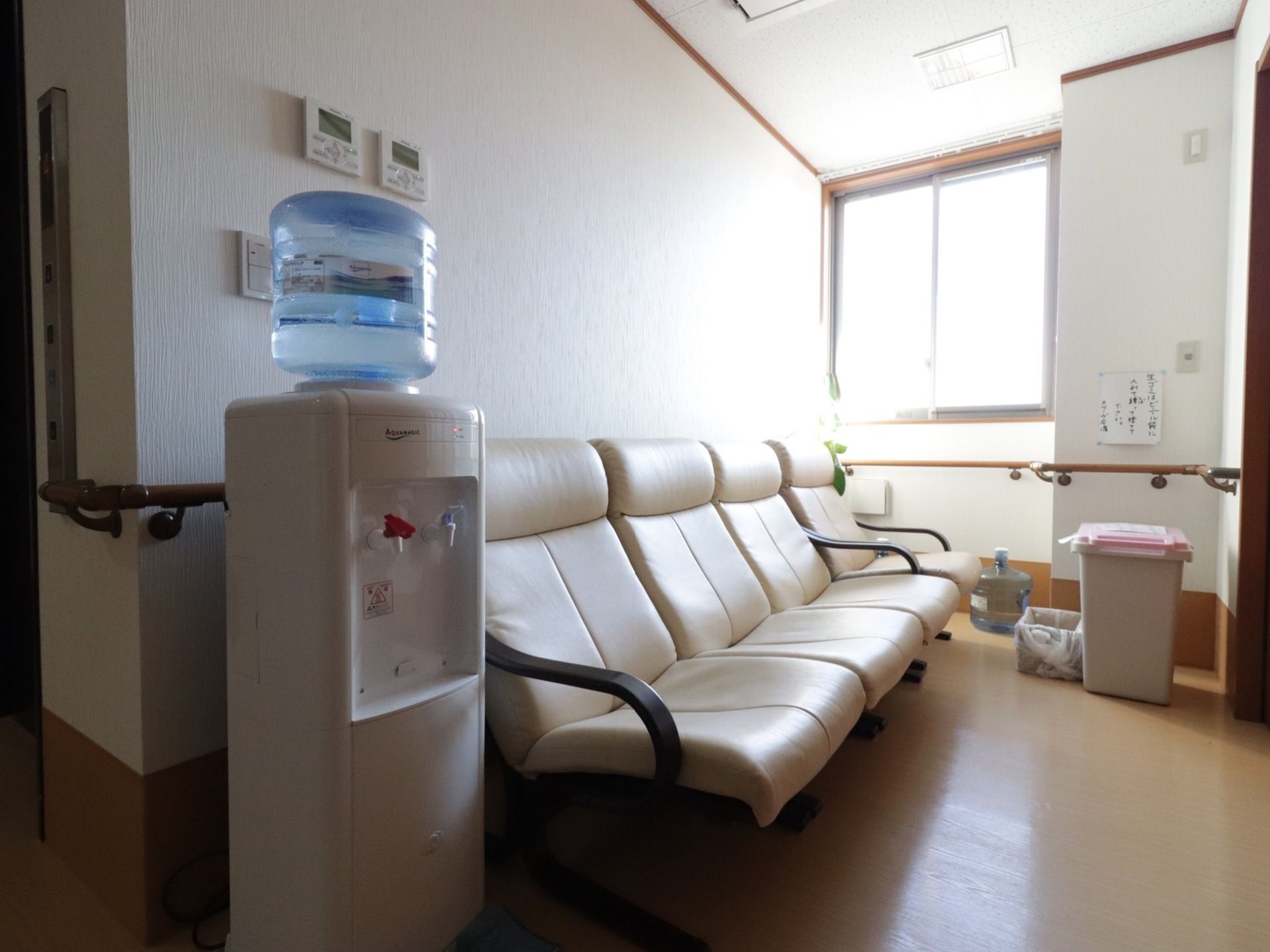 通路の一角を利用して休憩スペースが設けられている。窓が付いているので明るく空気の通りもよい。ウォーターサーバーが設置されている。