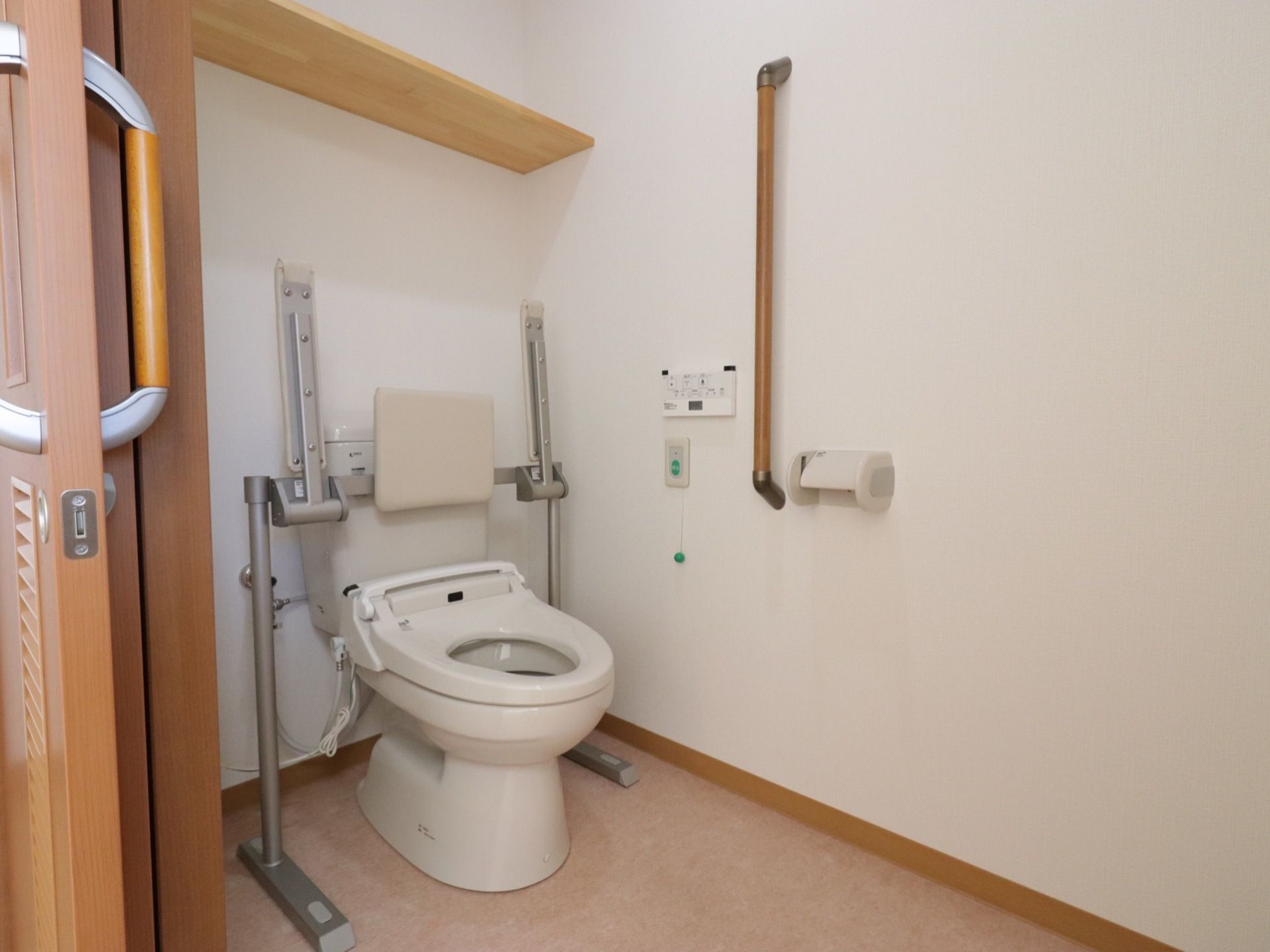 トイレは常に掃除が行き届いており、快適にご利用いただける。縦長のしっかりとした手すりと呼出ボタンが付いているので、安心して使用できる。