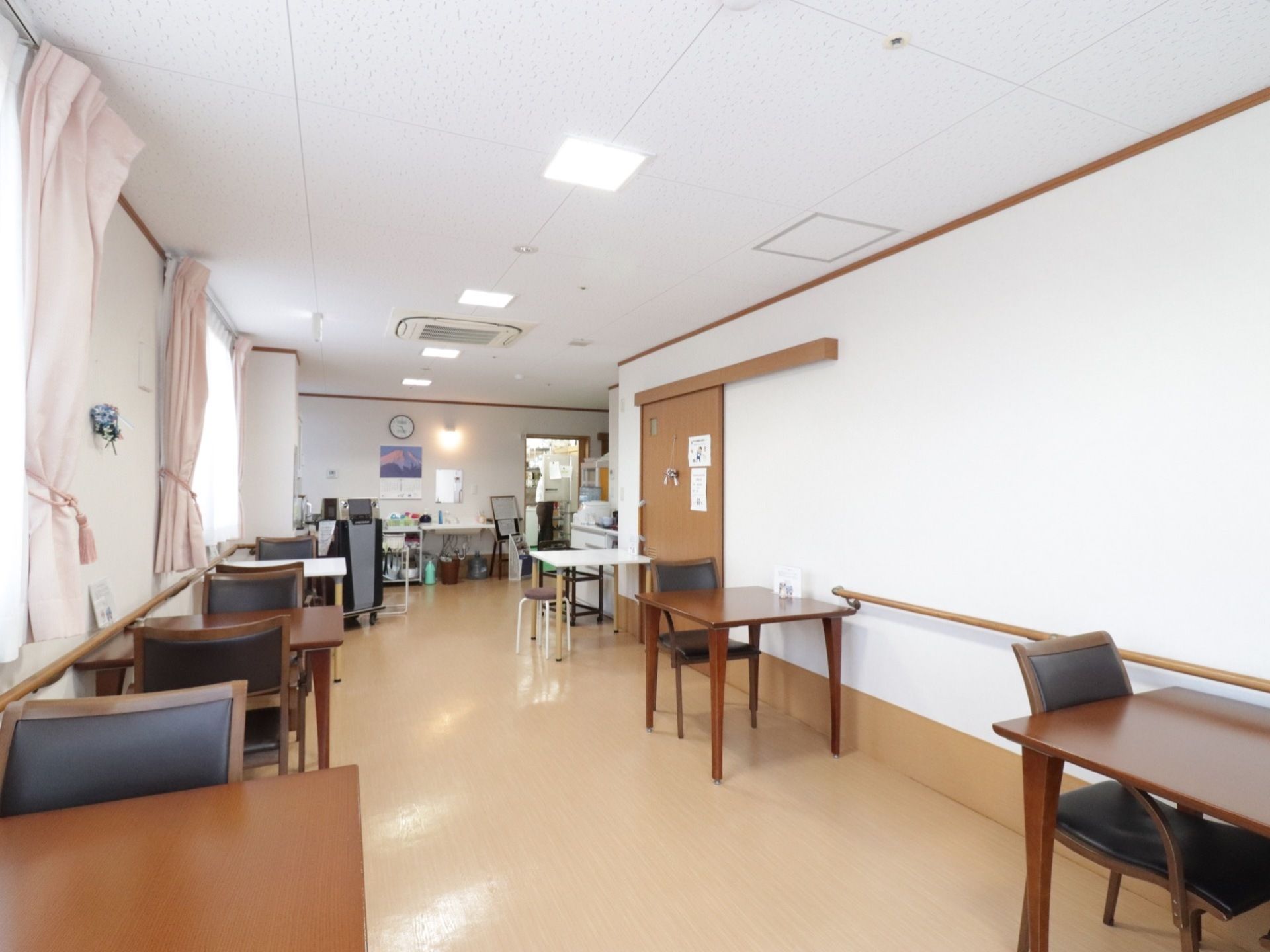 日中は共有スペースで入居者様同士お茶を飲んだり、談笑したりして快適に過ごしていただける。時にはリハビリや行事、レクリエーションが行われる。